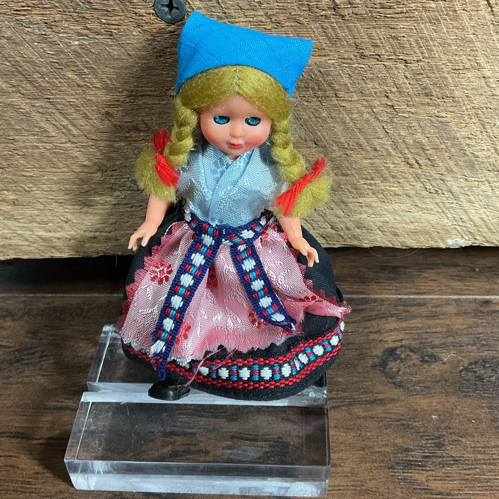 VTG ORIGINAL SCHNEIDER TRACHTEN DOLL
